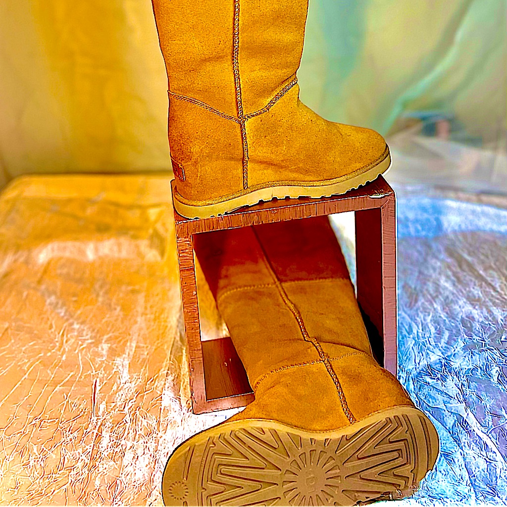 Yes! They Are Comfortable! Very Good Condition.Sherpa Exposed For Display Only.